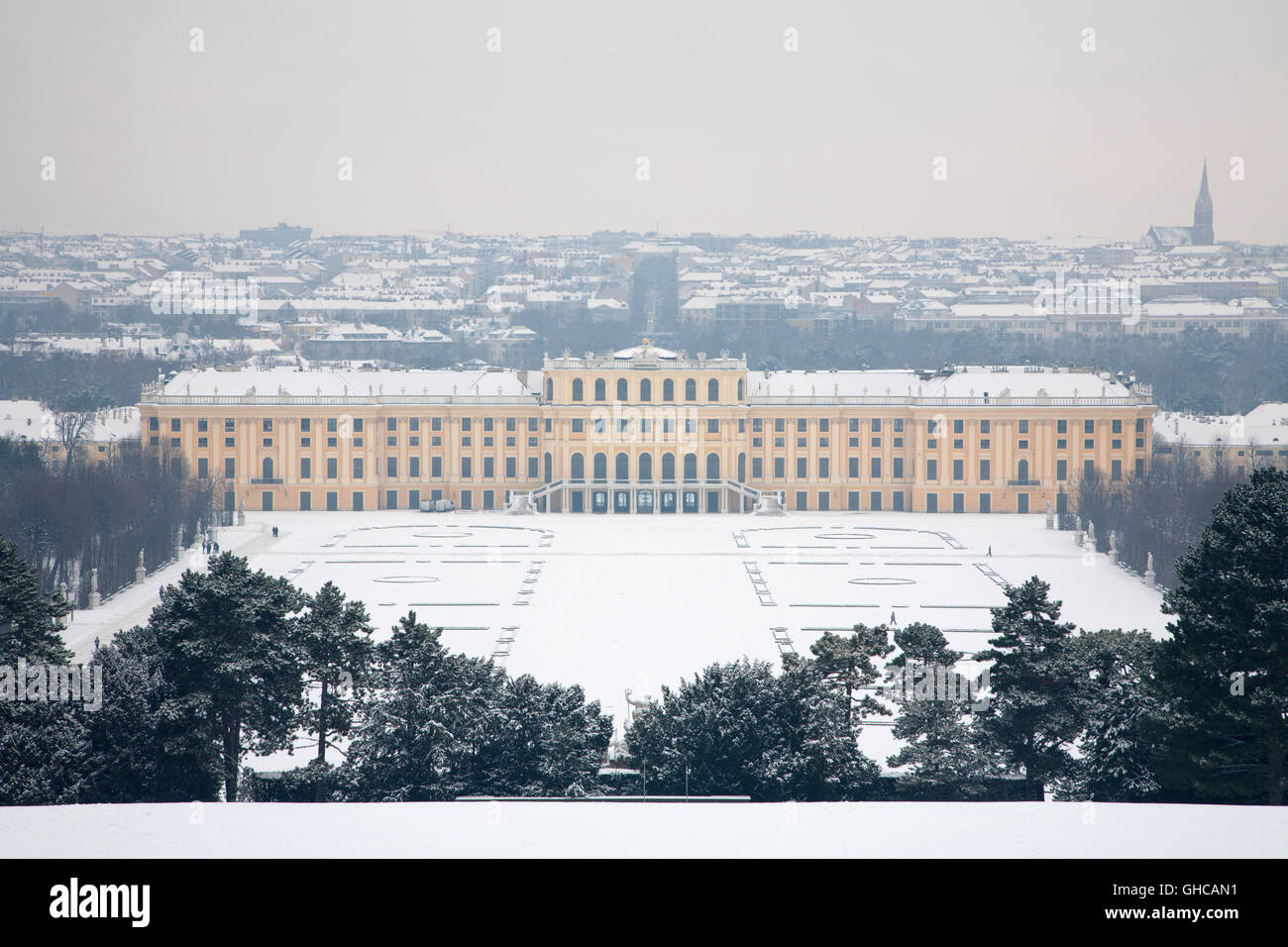 Wien, Österreich - 15. Januar 2013: Das Schloss Schönbrunn im Winter. Stockfoto