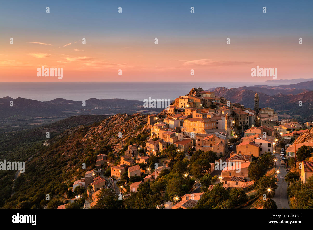 Die Balagne Dorf von Speloncato auf Korsika in der Abenddämmerung in der späten Abend Sonnenschein mit Straßenlaternen auf und Regino Tal gebadet Stockfoto