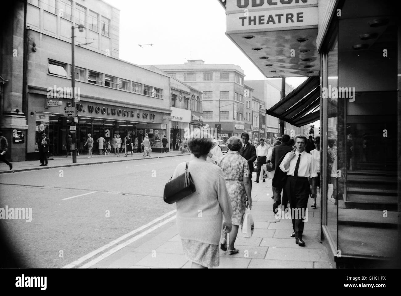 Queen Street in Cardiff c1959 Woolworths - F W Woolworth Store und Mode zeigen. Eine typische High Street Szene der Zeit. Foto von Tony Henshaw Stockfoto