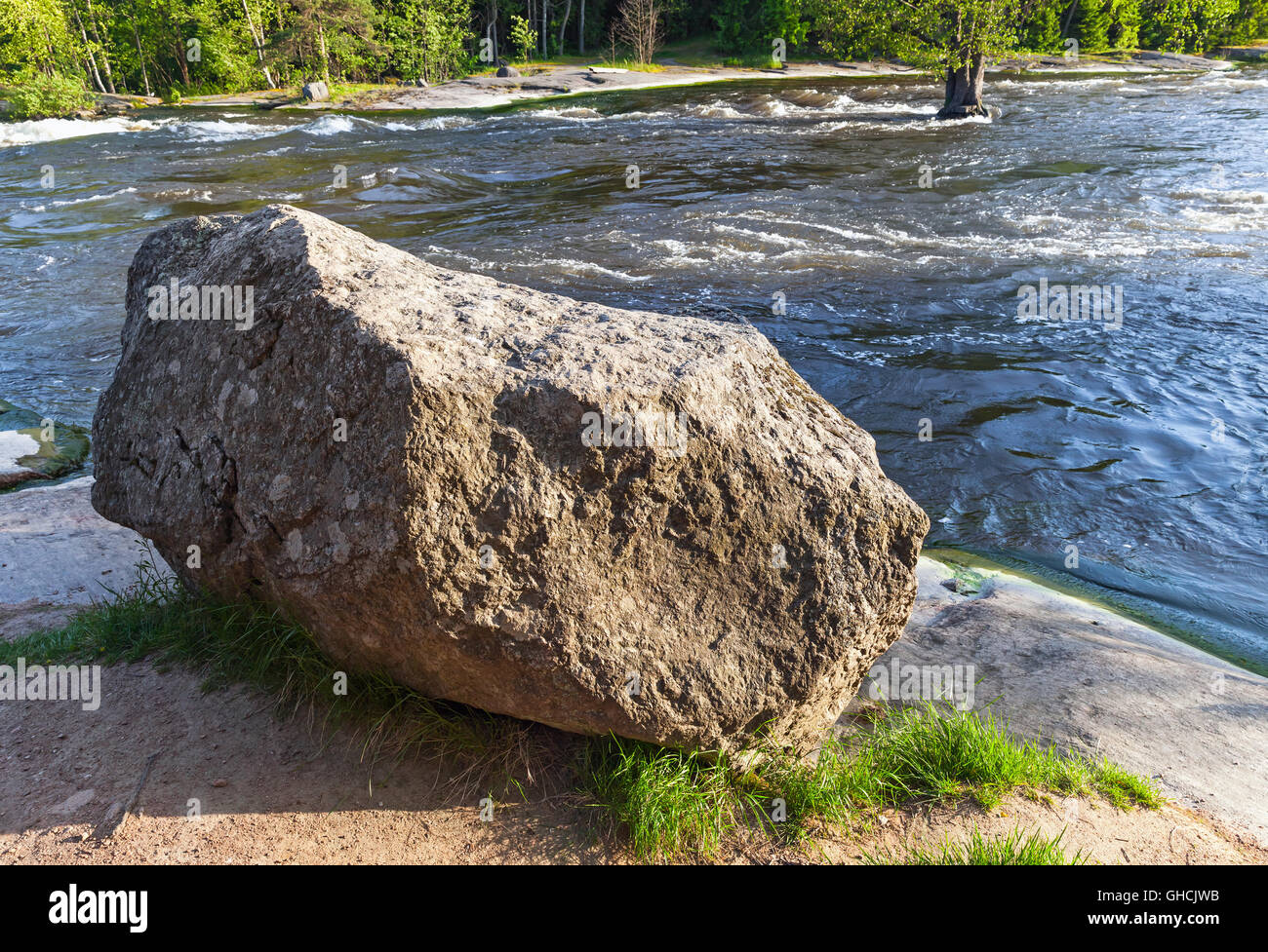 Großen Granitstein lag an einem Fluss Küste in Finnland Stockfoto