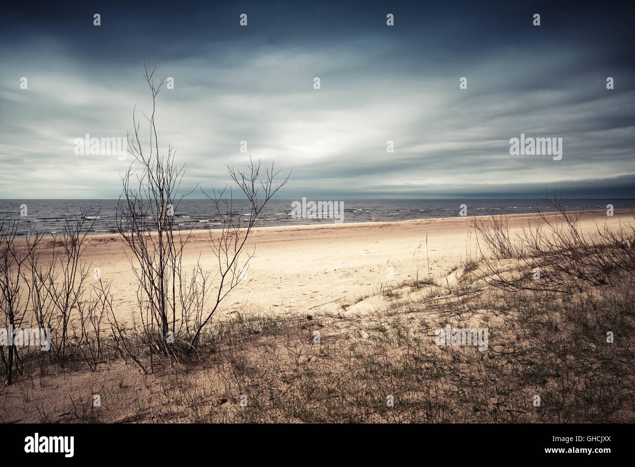 Dramatische Küstenlandschaft, Ostsee unter dunklen Gewitterhimmel. Alten Stil-Foto-Filter-Effekt mit Vintage Tonwertkorrektur Stockfoto