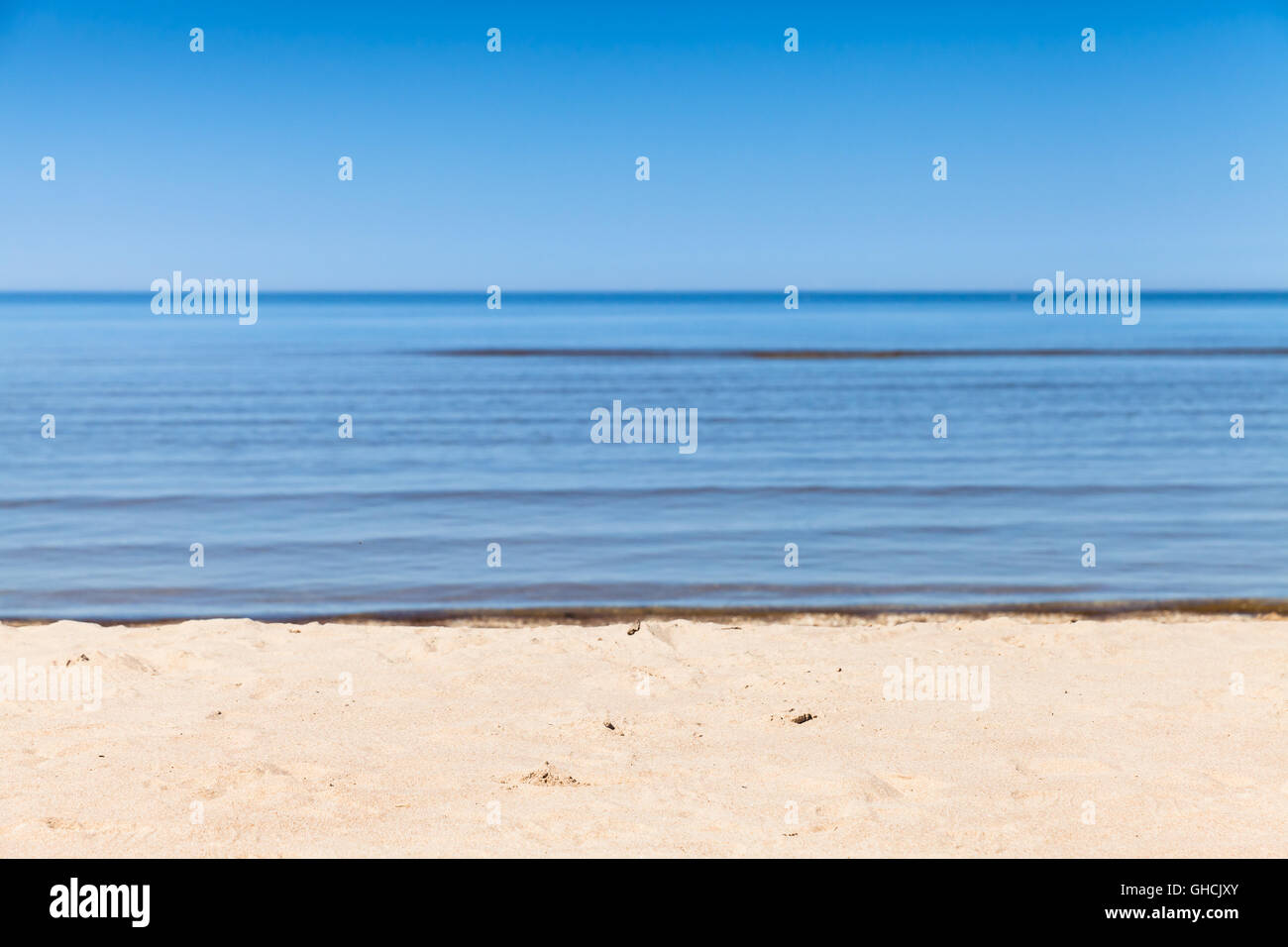 Leeren Sandstrand Hintergrundfoto mit selektiven Fokus. Küstenlandschaft der Ostsee im Sommer Stockfoto