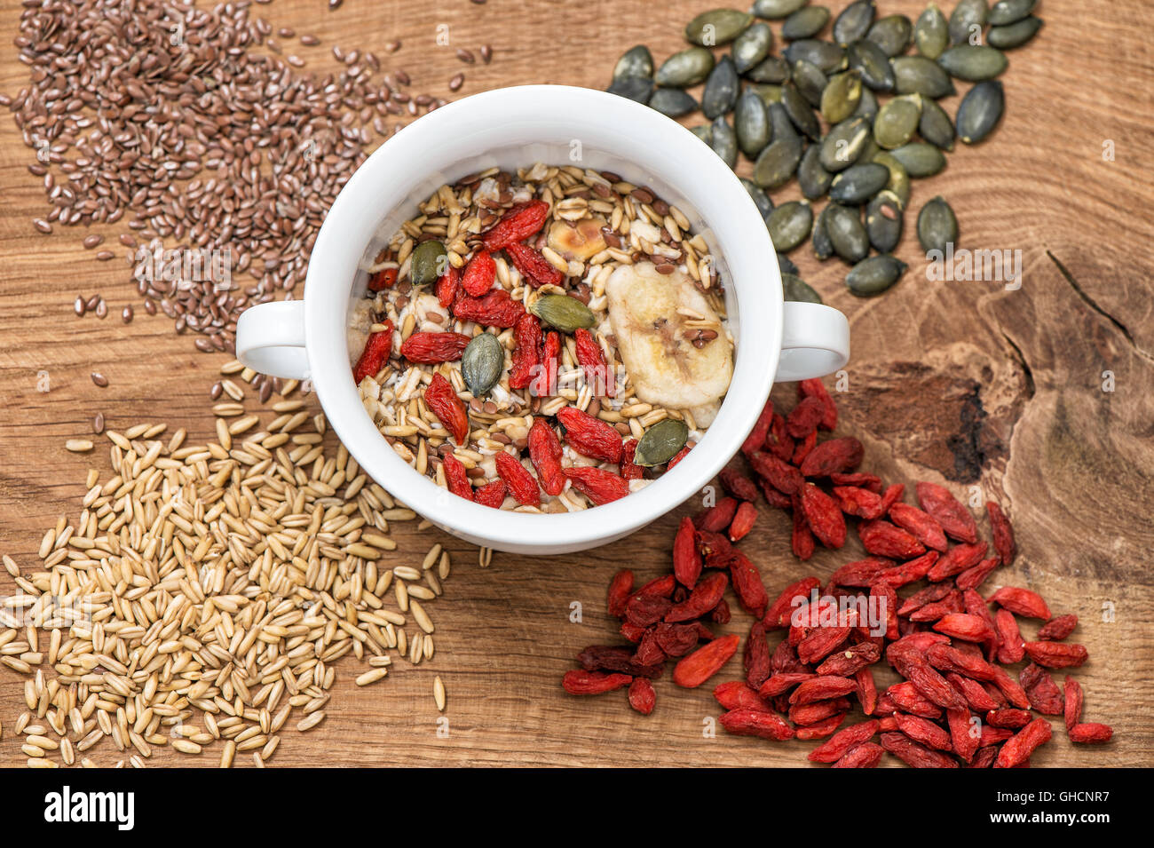 Haferflocken mit Goji-Beeren, Leinsamen, Pumpkinseed. Müsli-Frühstück auf hölzernen Hintergrund. Gesunden superfoods Stockfoto