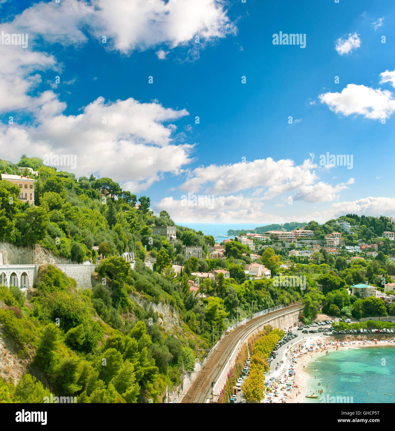 Mittelmeer. Côte d ' Azur. Naturlandschaft mit blauen Wolkenhimmel. Resort und Strand von Côte d ' Azur in der Nähe von Nizza Stockfoto