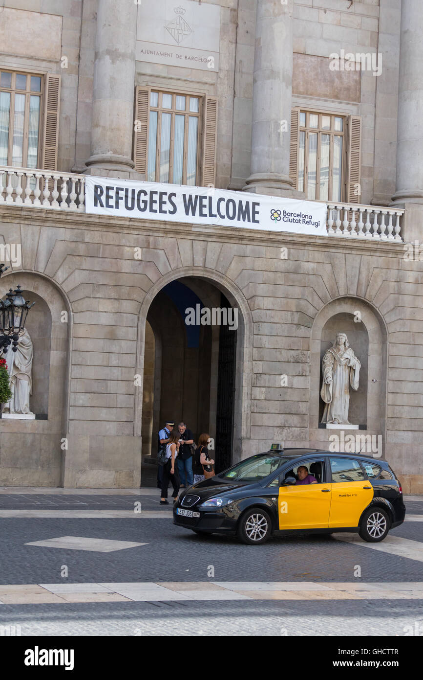 Rathaus von Barcelona Spanien mit einer Nachricht (Flüchtlinge willkommen) Stockfoto