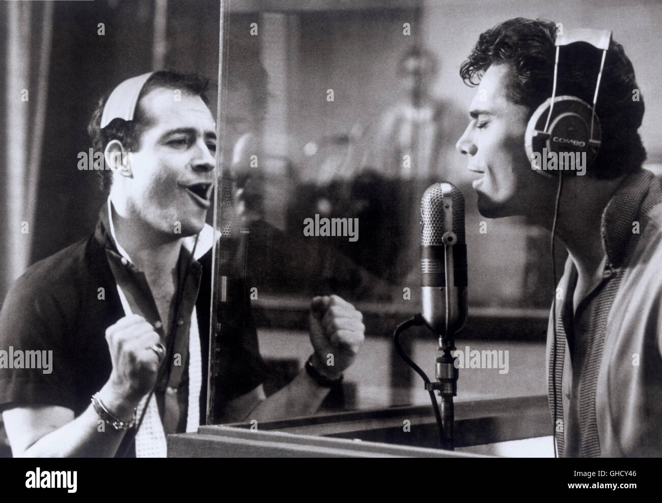IDOLMAKER USA 1980 Taylor Hackford außen der Aufnahmekabine Vinnie Vacarri (RAY SHARKEY) singt zusammen mit seinem Schützling, Tommy Lee (PAUL LAND), die einem Rock-Datensatz am Anfang einer erfolgreichen Karriere schneidet macht ihn das Idol seiner Generation. Regie: Taylor Hackford Stockfoto