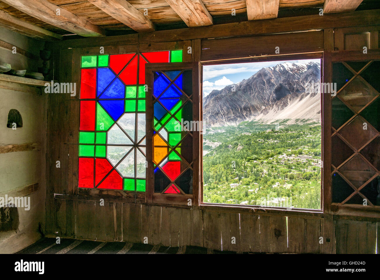 Glasmalerei-Fenster in das Baltit Fort in Karimabad, Nordpakistan mit Blick über das Hunza-Tal Stockfoto