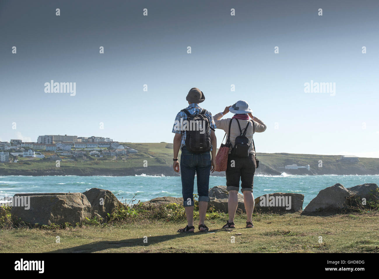 Urlauber stehen auf Towan Landzunge Blick über das Meer in Newquay, Cornwall. Stockfoto