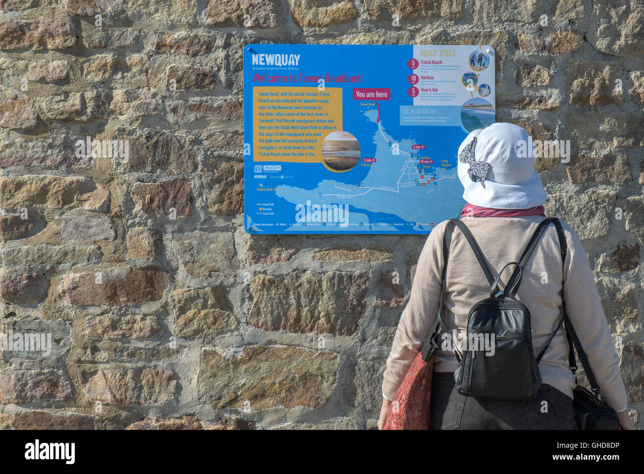 Ein Tourist wird eine Karte von Towan Landzunge in Cornwall geprüft. Stockfoto