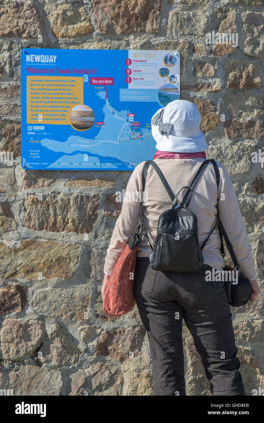 Ein Tourist wird eine Karte von Towan Landzunge in Cornwall geprüft. Stockfoto