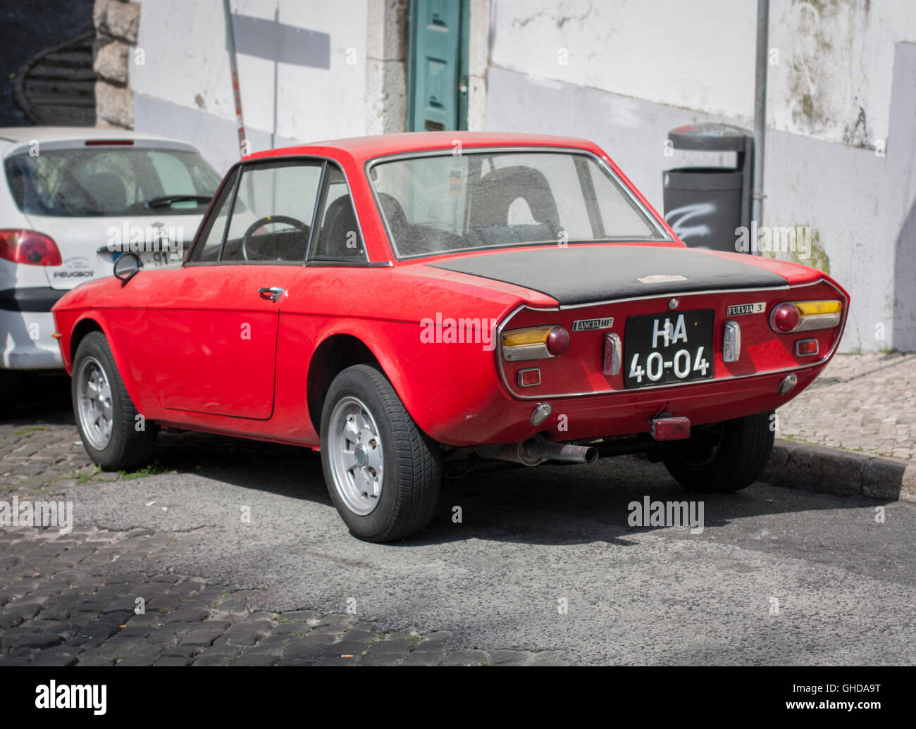 Staubigen roten Lancia Fulvia in Lissabon-Straße Stockfoto