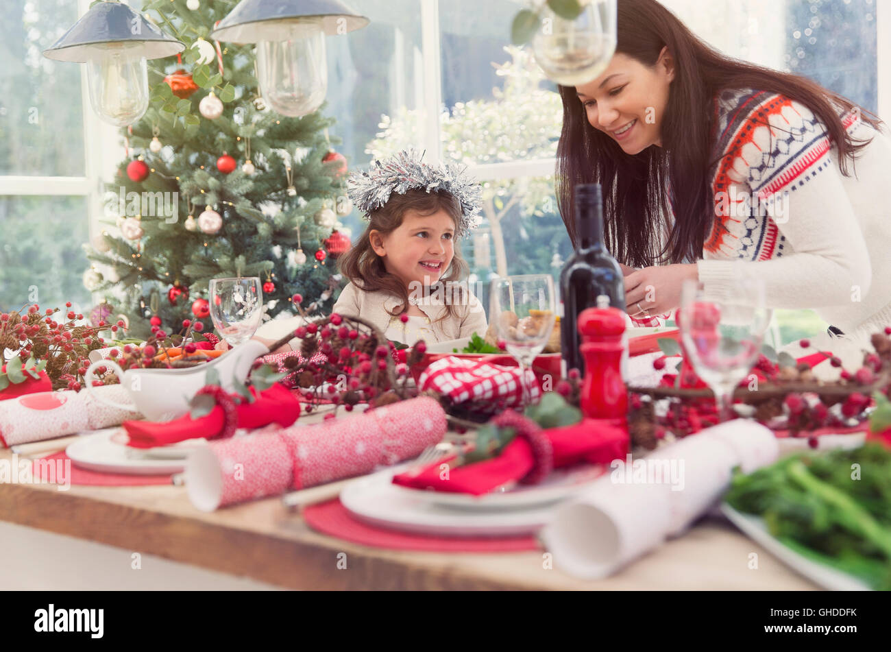 Mutter und Tochter Weihnachten Tisch Stockfoto
