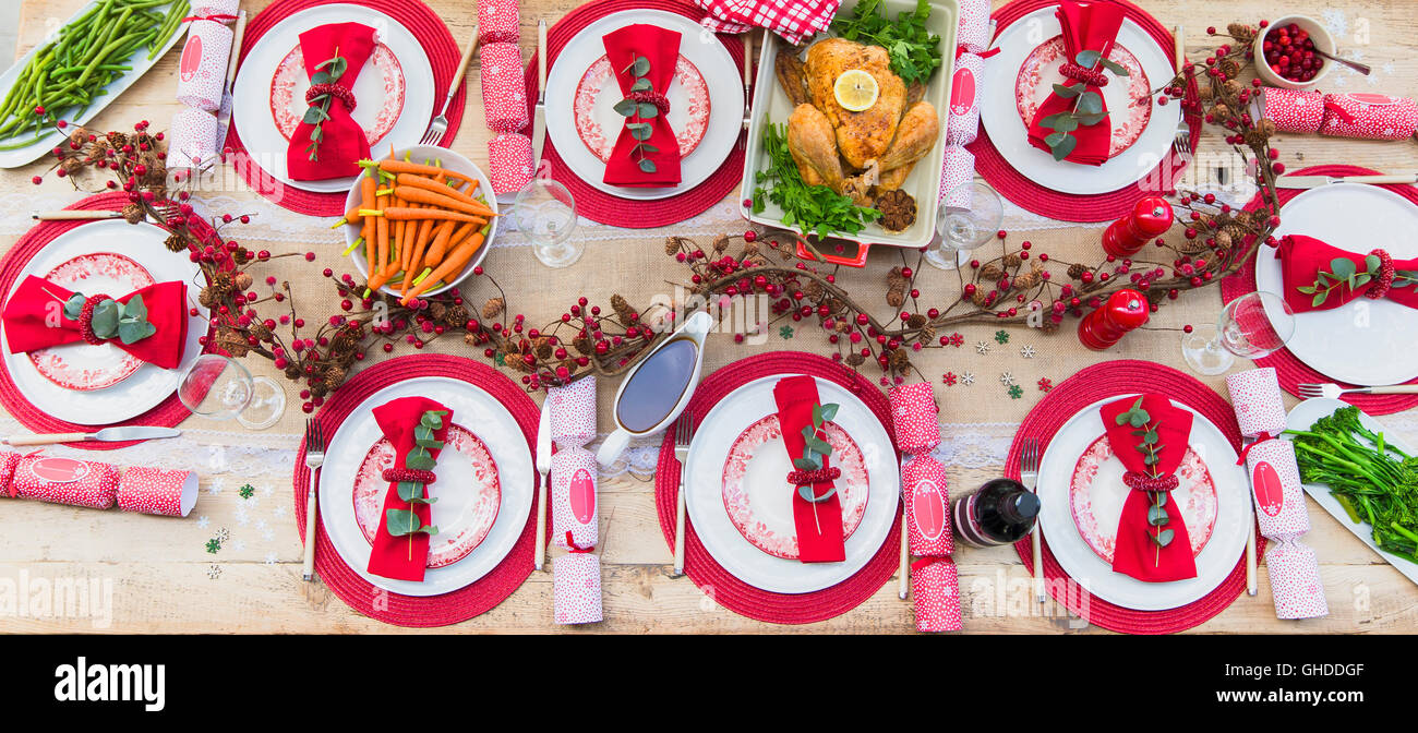 Draufsicht auf Placesettings und Essen auf Weihnachtstisch Stockfoto