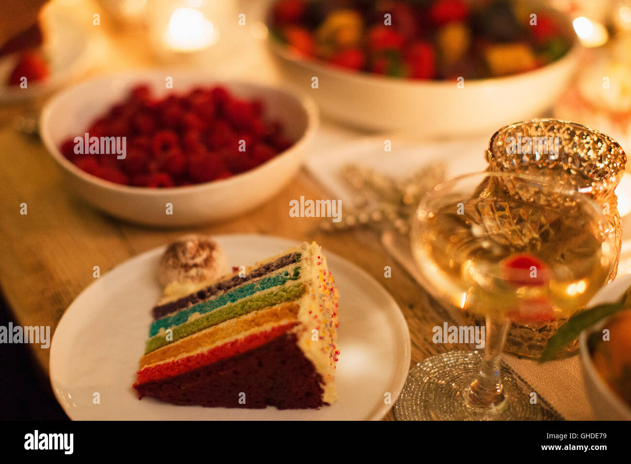 Schicht-Kuchen und Champagner auf Tisch Stockfoto