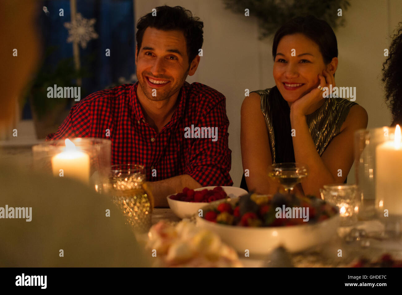 Lächelnde Paar genießt bei Kerzenlicht Weihnachtsessen Stockfoto