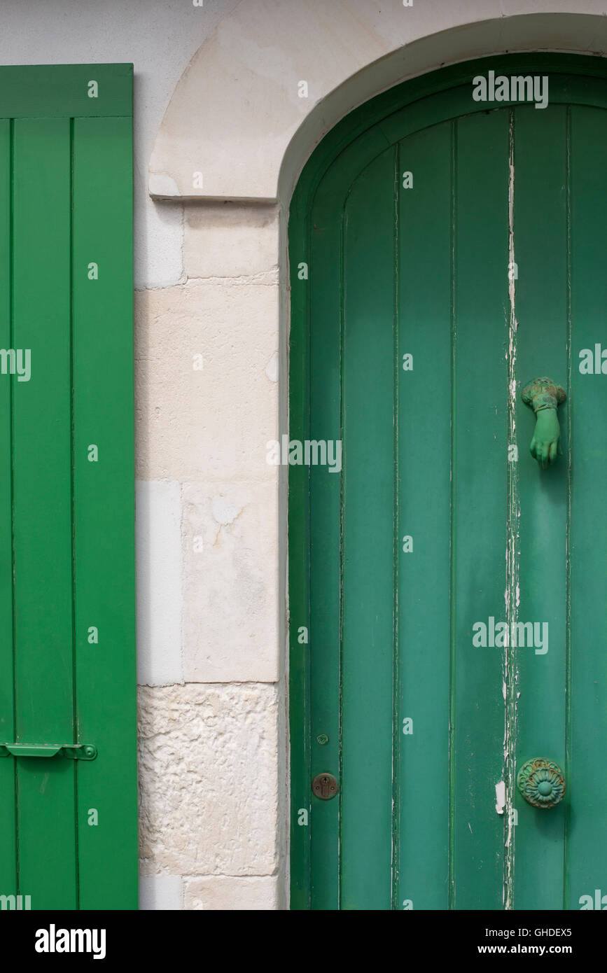 Französische grüne Vintage Tür am Ferienhaus im Dorf in La Couarde-Sur-Mer auf der Insel Ile de Ré. Stockfoto