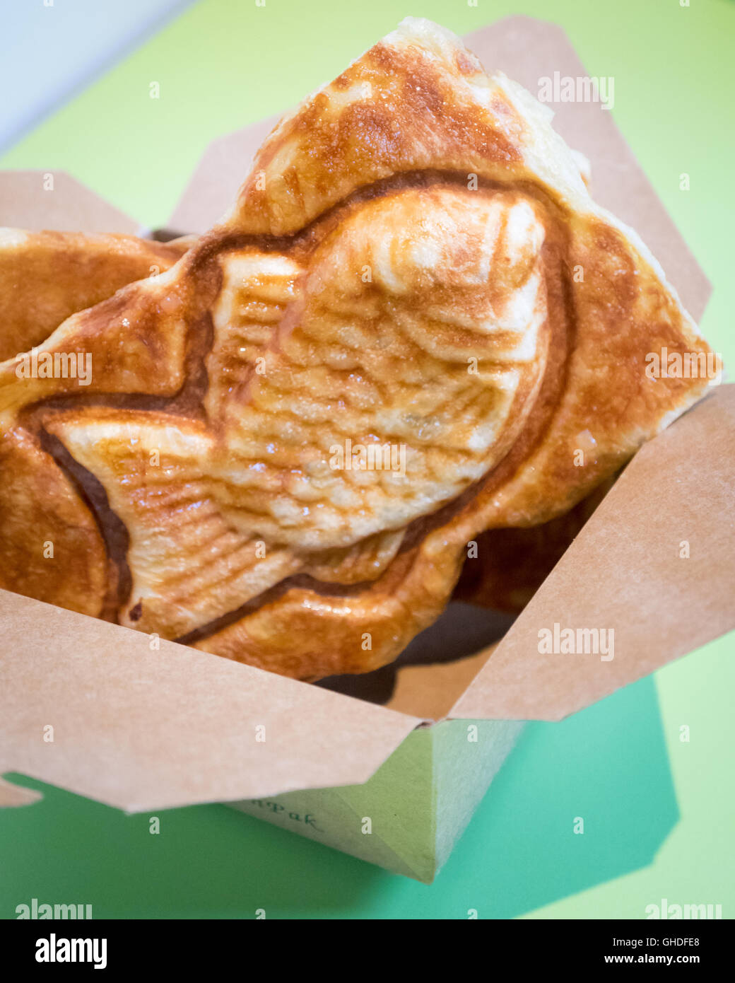 Ein Taiyaki, einem japanischen fischförmigen Kuchen gefüllt mit roter Bohnenpaste aus verschneiten Dorf Dessert Cafe in Vancouver, Kanada. Stockfoto