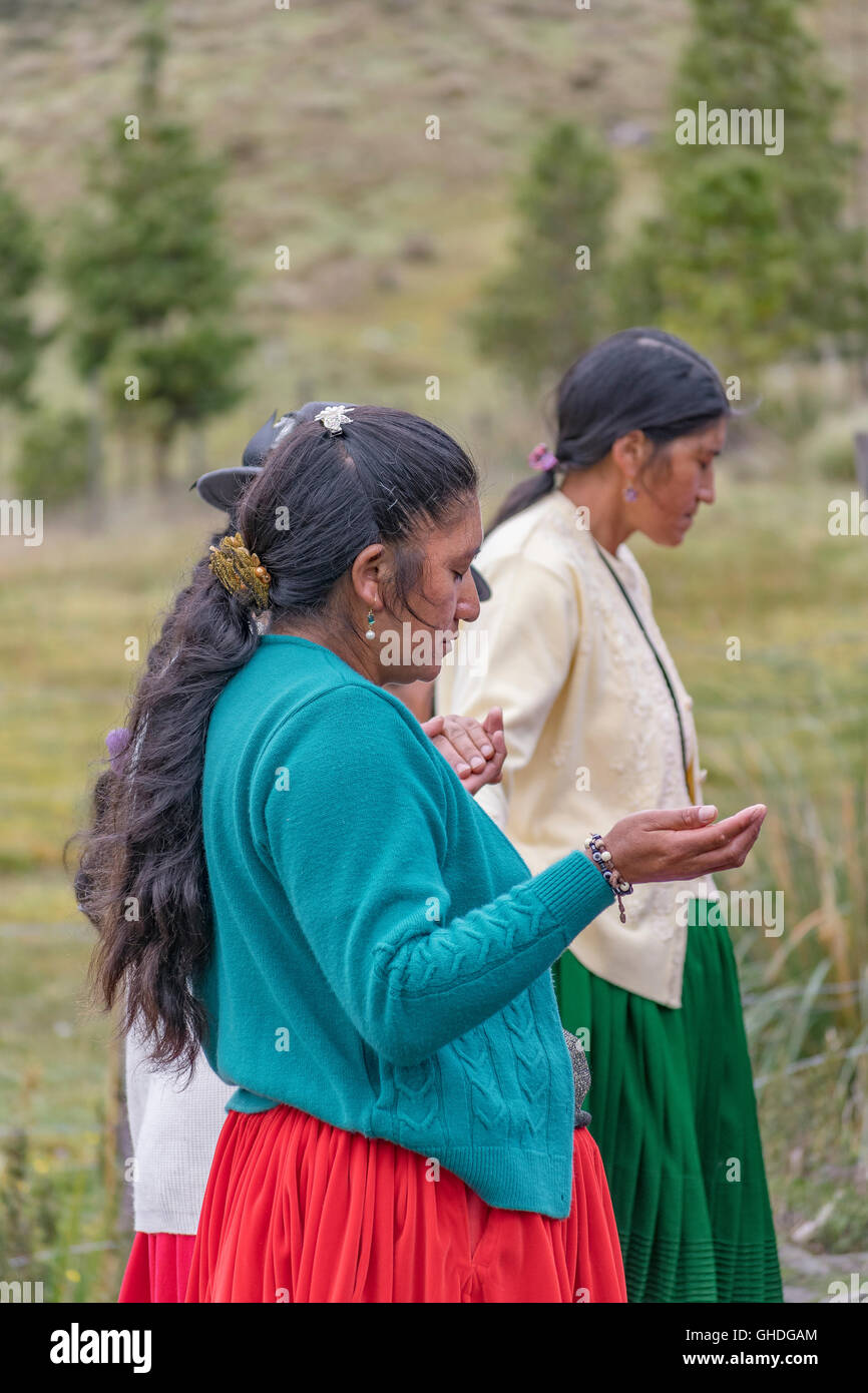 CUENCA, ECUADOR, Oktober - 2015 - Gruppe von einheimischen ecuadorianischen katholischen indigene Frauen draussen in Cuenca Stadtrand zu beten, Stockfoto