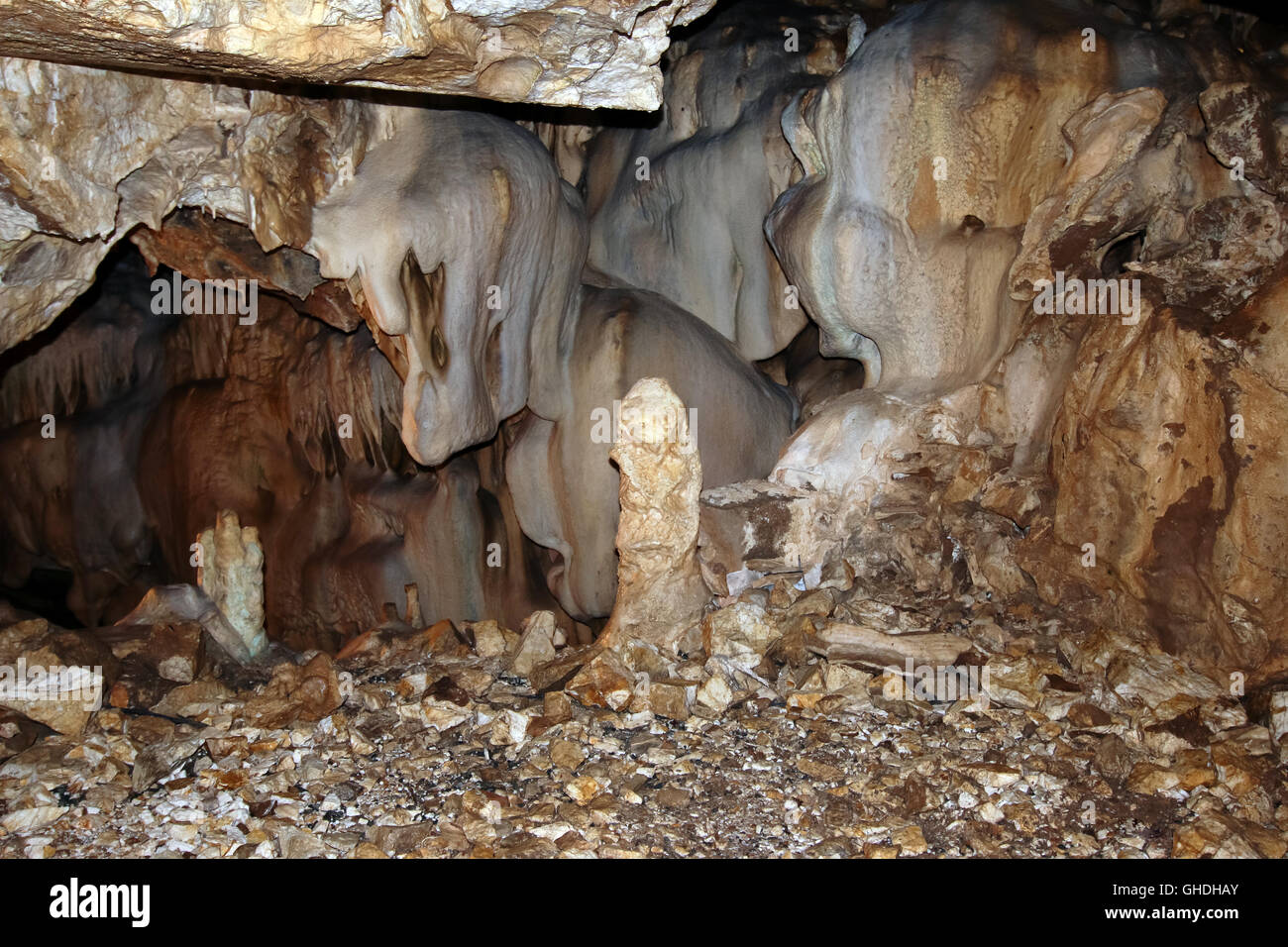 Bizarre Mineralformationen in einer Tropfsteinhöhle Stockfoto