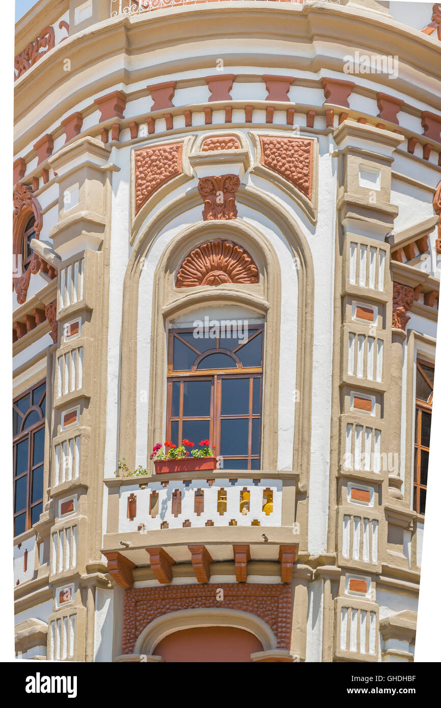 Niedrigen Winkel Anzeigen der alten Stil oder eklektische Architektur in Cuenca, Ecuador. Stockfoto