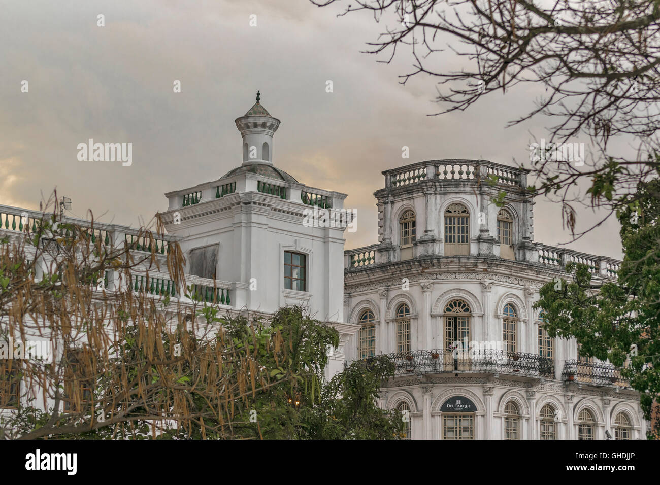 Niedrigen Winkel Blick auf eleganten Stil eklektischen Altbau in Cuenca, Ecuador. Stockfoto