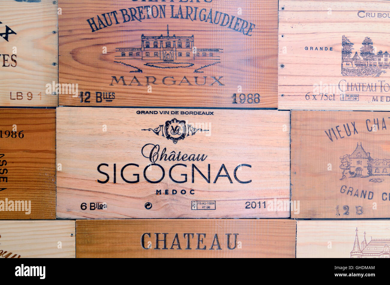 Wein Kisten der Bordeauxweine, darunter Château Sigognac Médoc und Margaux Stockfoto