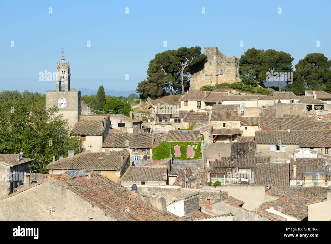 Blick über die Dächer des Dorfes Cucuron, und seine Hügel Dungeon, Luberon Provence Frankreich Stockfoto