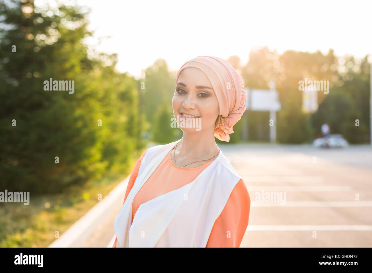 Porträt einer schönen arabischen Frau tragen Hijab, muslimisches Mädchen Stockfoto