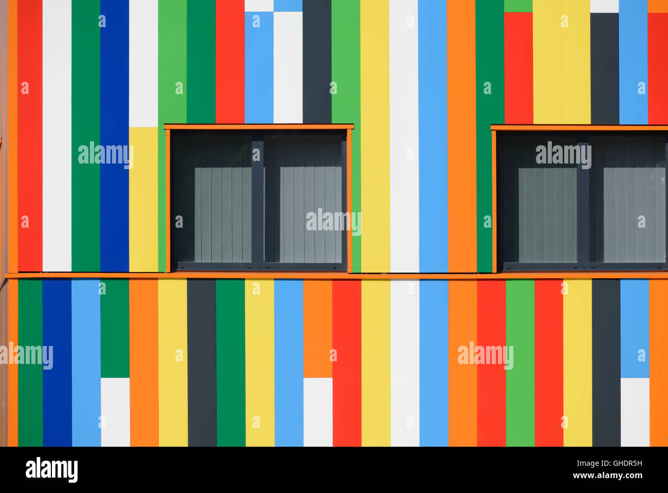 Mehrfarbige abstrakt gemalt, Fassade und Fenster oder Fenster Muster der regionalen oder lokalen Regierung Büros Aubagne Frankreich Stockfoto