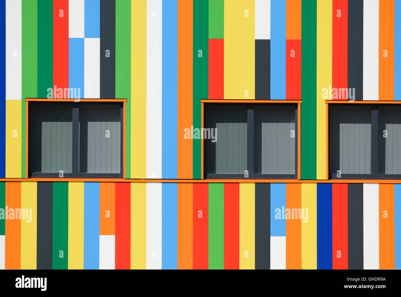 Mehrfarbige abstrakt gemalt, Fassade und Fenster oder Fenster Muster der regionalen oder lokalen Regierung Büros Aubagne Frankreich Stockfoto