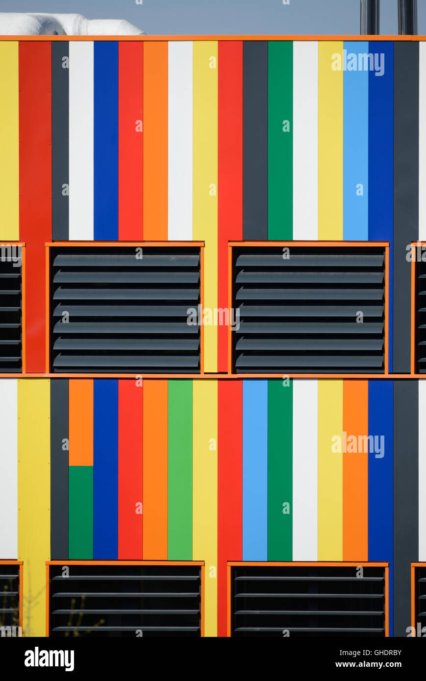 Mehrfarbige abstrakt bemalte Fassade und Lüftungsfenster der regionalen oder lokalen Regierung Büros Aubagne Frankreich Stockfoto