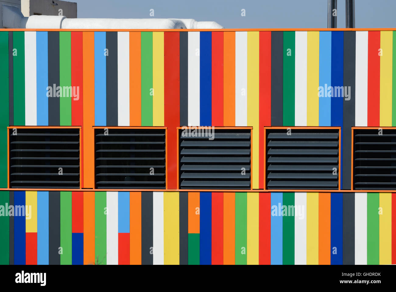 Mehrfarbige abstrakt bemalte Fassade und Lüftungsfenster der regionalen oder lokalen Regierung Büros Aubagne Frankreich Stockfoto