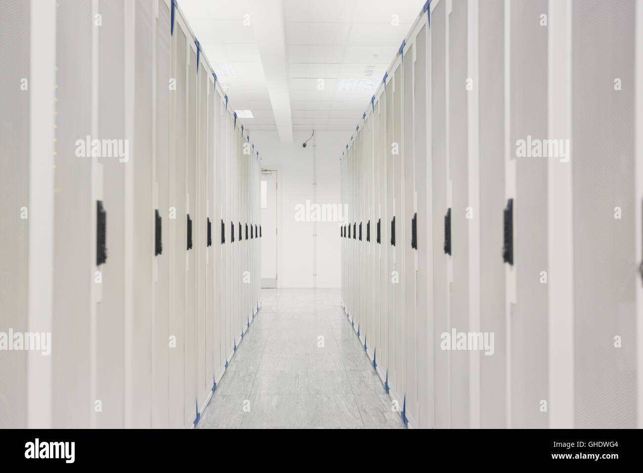 Weiße Server Zimmer Flur Stockfoto