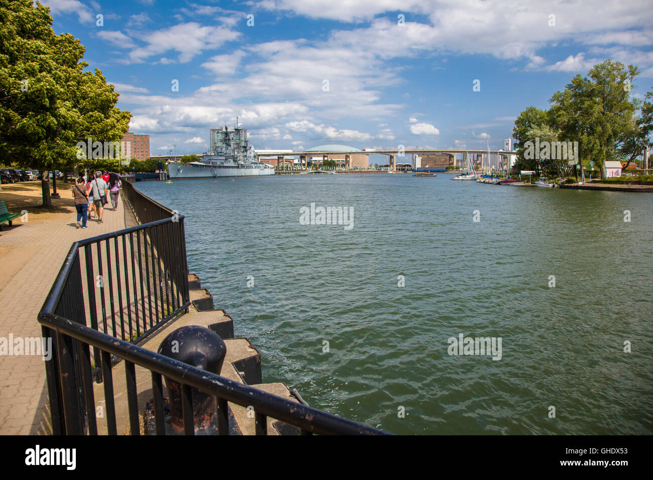Flusspromenade und Schiffe in Buffalo und Erie County Naval & Military Park am Fluss Buffalo in Buffalo New York Stockfoto