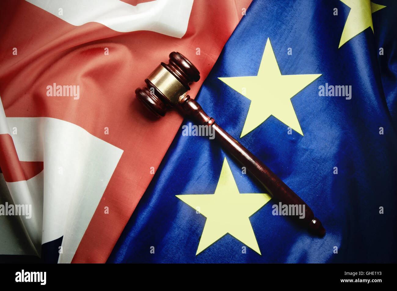 Hammer auf britischen und europäischen Flaggen Stockfoto