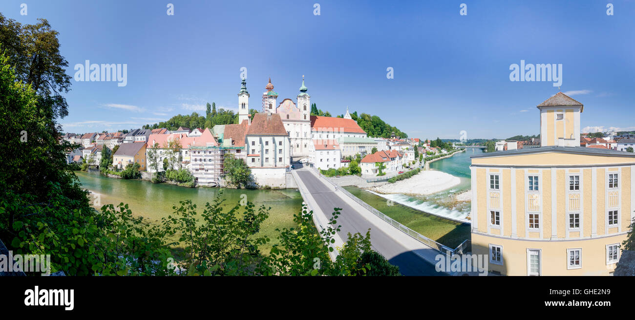 Steyr: Zusammenfluss des Flusses Steyr (links) und Fluss Enns (rechts versteckt) und St. Michael Kirche, Österreich, Oberösterreich, Stockfoto