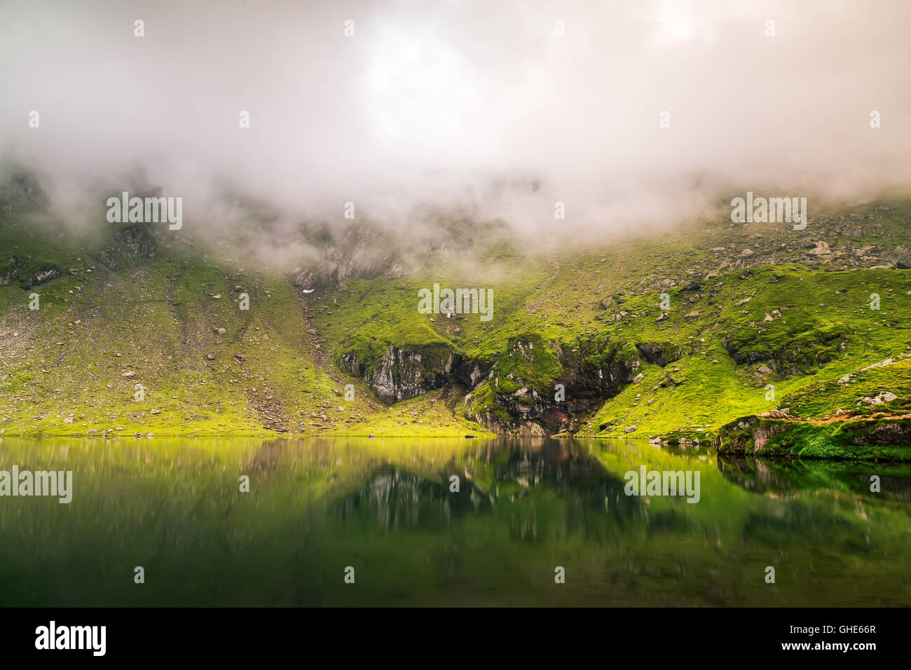 Spiegelung See auf dem Berg Nebel. Stockfoto