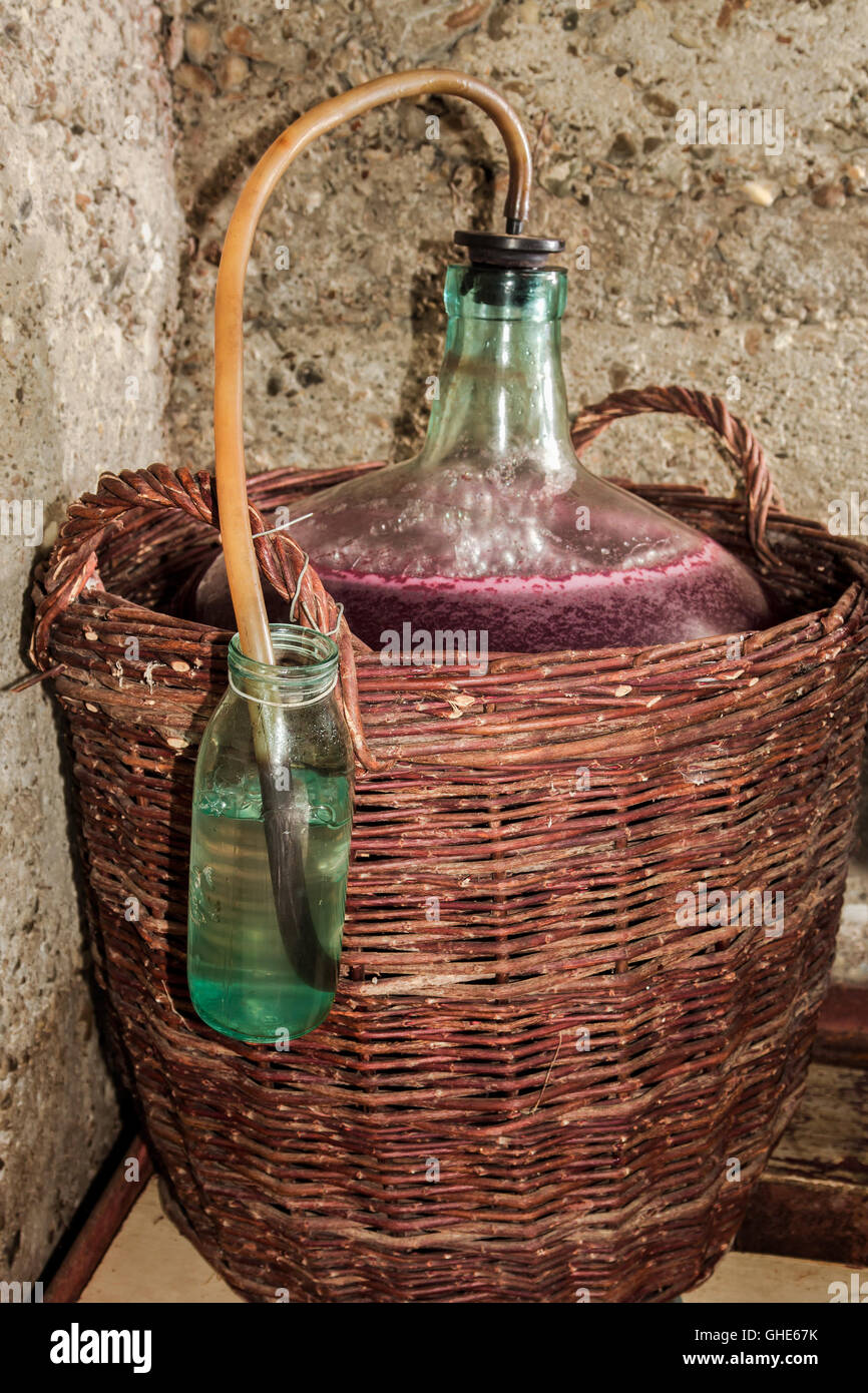 Gärung weinkeller -Fotos und -Bildmaterial in hoher Auflösung – Alamy
