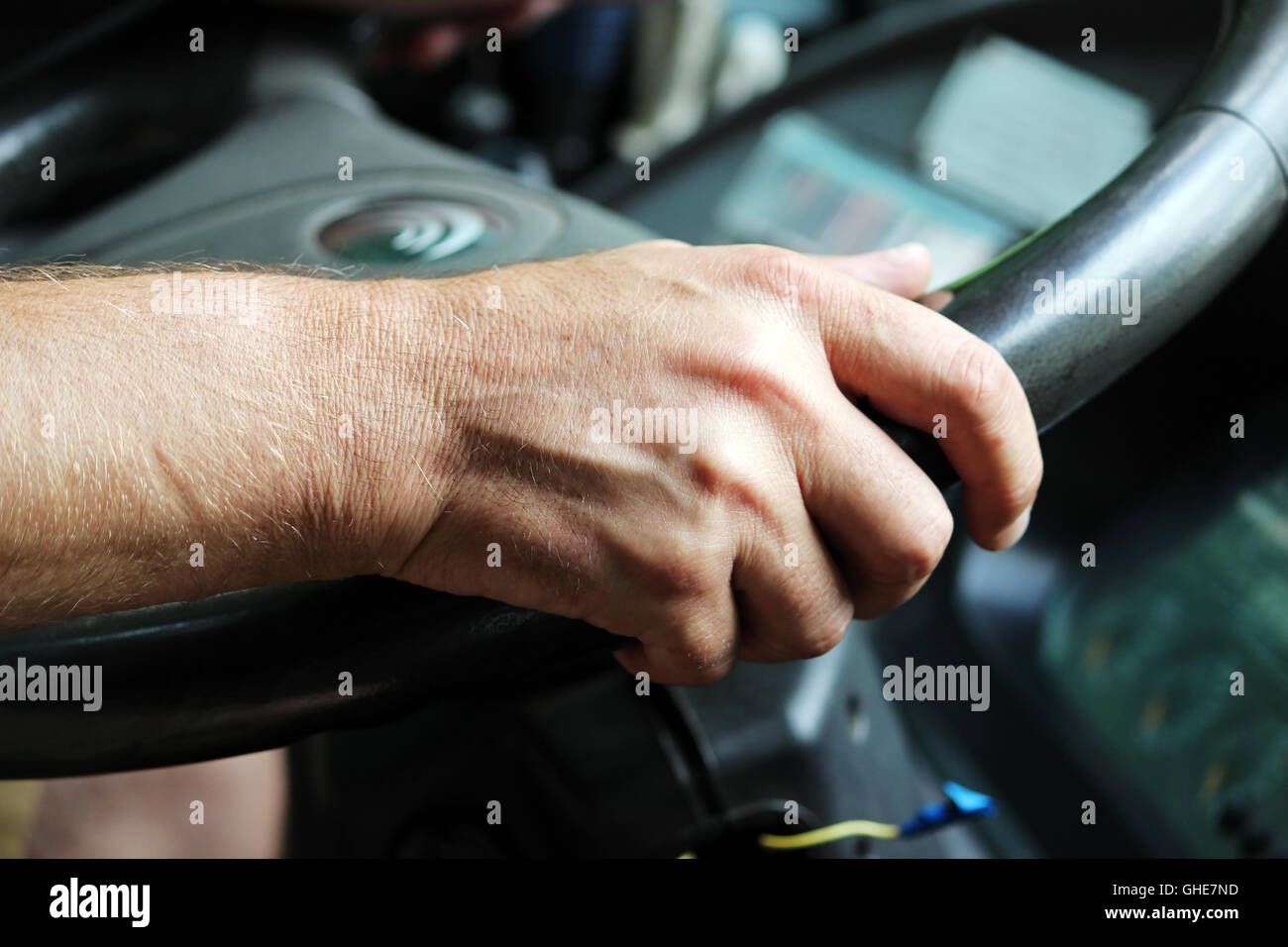 männlichen Händen von einer großen Bus-Fahrer-Langstrecke Stockfoto