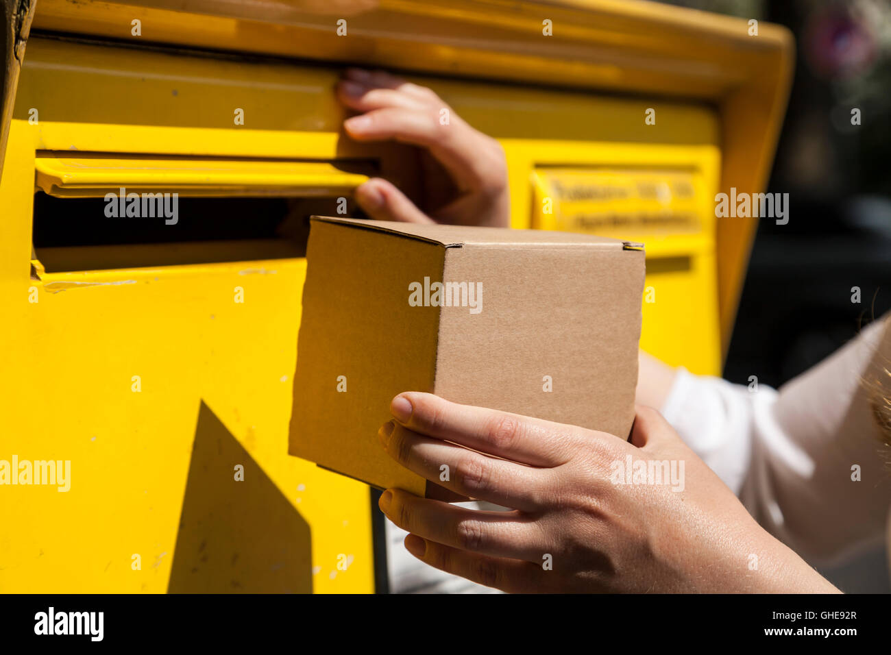 Paket passt nicht ins Postfach Stockfoto