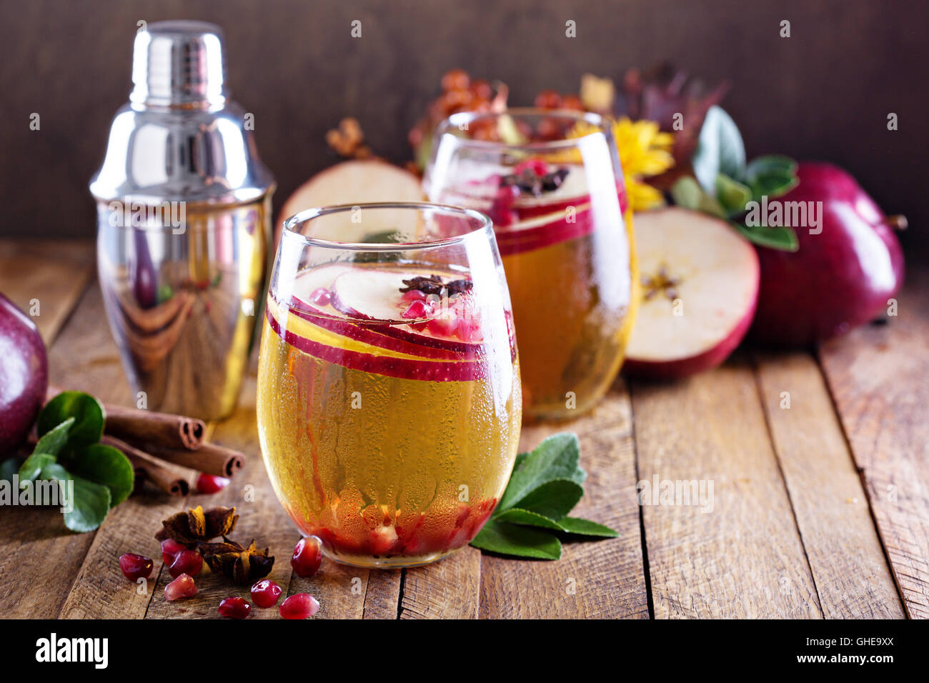 Apfel Cidre cocktail mit Granatapfel Stockfoto