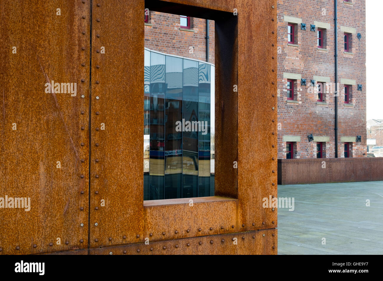 Alte und neue Materialien Architekturmerkmal in Gloucester Docks, Gloucester, Großbritannien Stockfoto