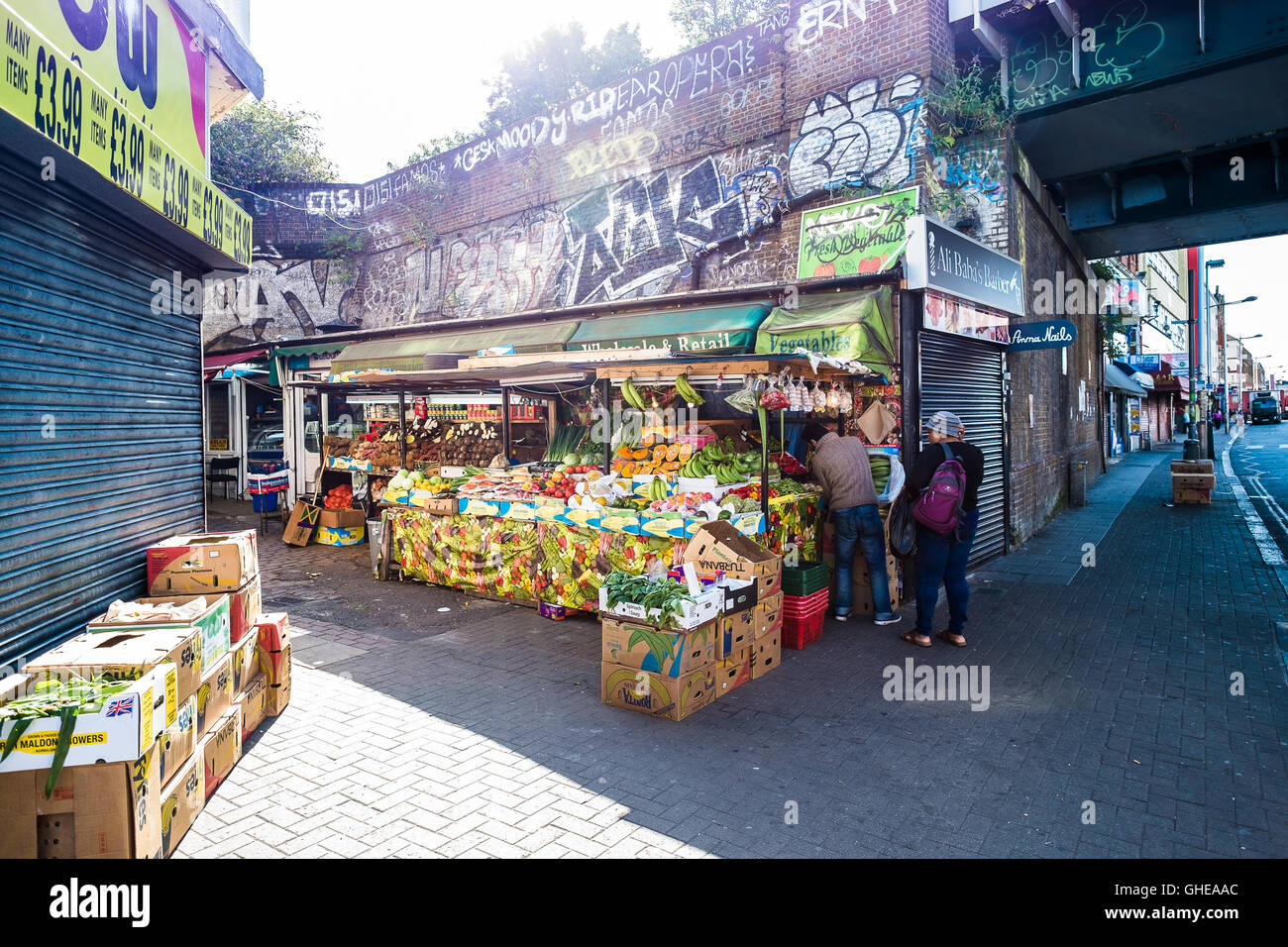 Obst stall unter Eisenbahnbrücke bei Peckham Rye Station, South East London, England, UK Stockfoto