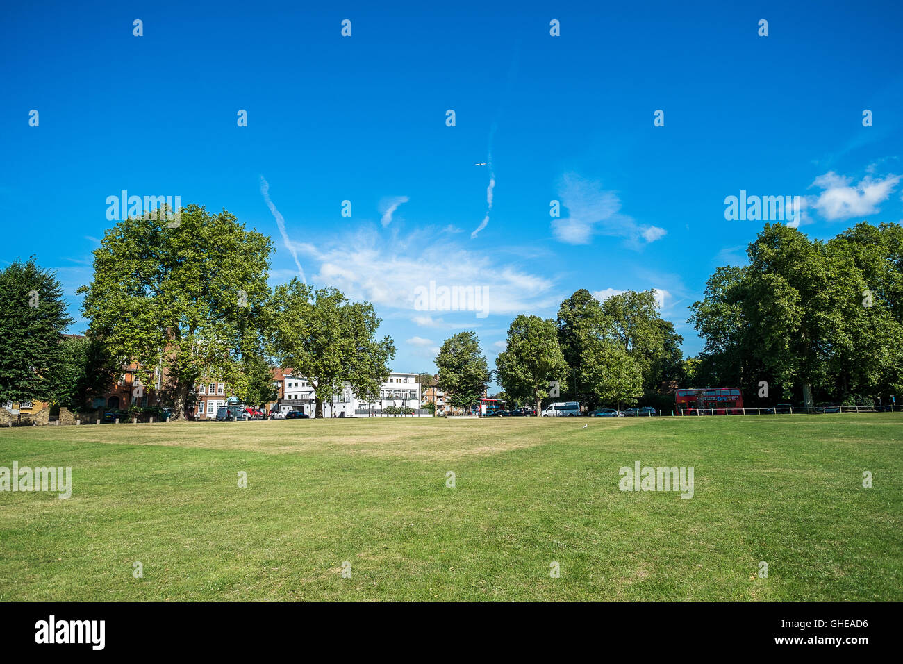 Blick vom Peckham Rye Common, London, Richtung East Dulwich Road Kreuzung mit Peckham Rye an einem sonnigen Sommertag, London, UK Stockfoto