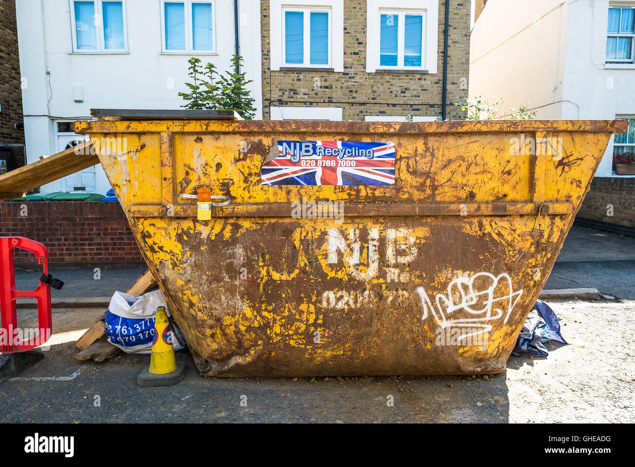 Gelbe Skip außerhalb einer Haus-Renovierung in South East London, Southwark, England, UK Stockfoto