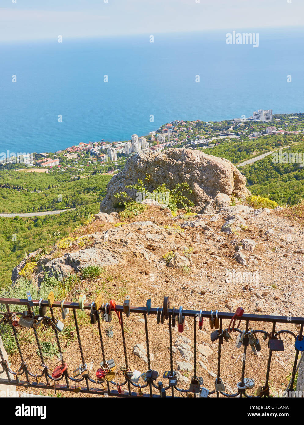 Vorhängeschlösser liebe Schlösser Geländer oberhalb der Küste des Schwarzen Meeres Resort von Foros Halbinsel Krim befestigt Stockfoto