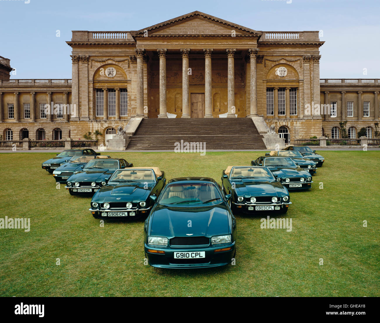 Neun 1990 Aston Martins in V-Formation auf dem Rasen von Stowe öffentlichen Schule Ursprungsland Großbritannien Stockfoto