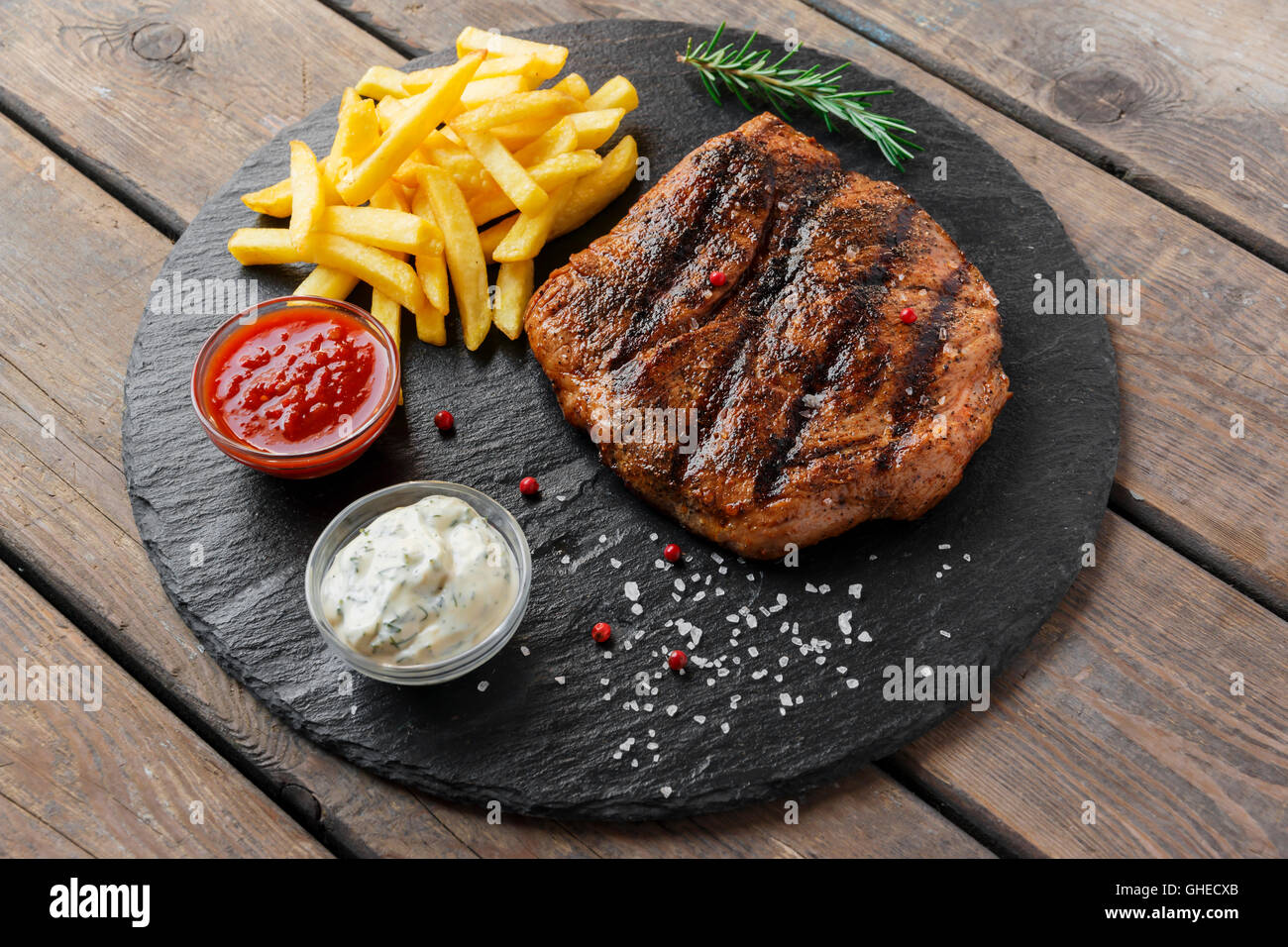 Rindersteak mit Pommes Frites und Soße Stockfoto