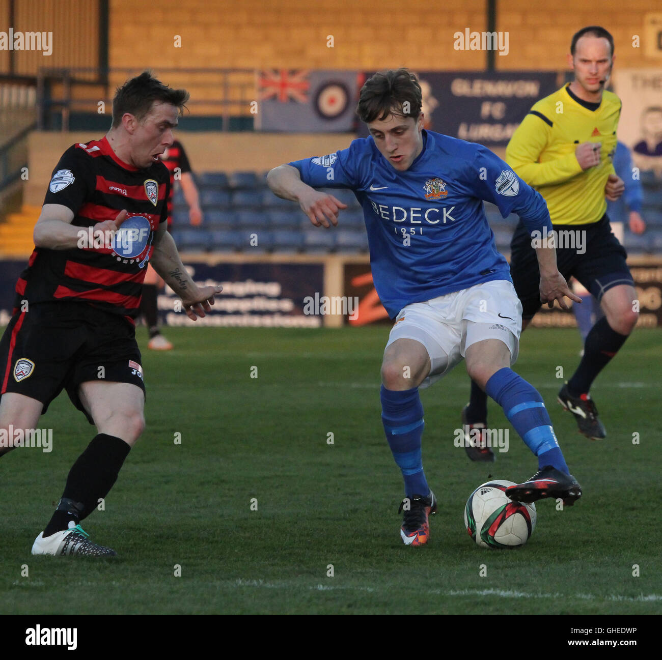 19. April 2016 - Joel Cooper Glenavon FC (blaues Hemd)) in Aktion gegen Coleraine in der Danske Bank Premier League. Stockfoto