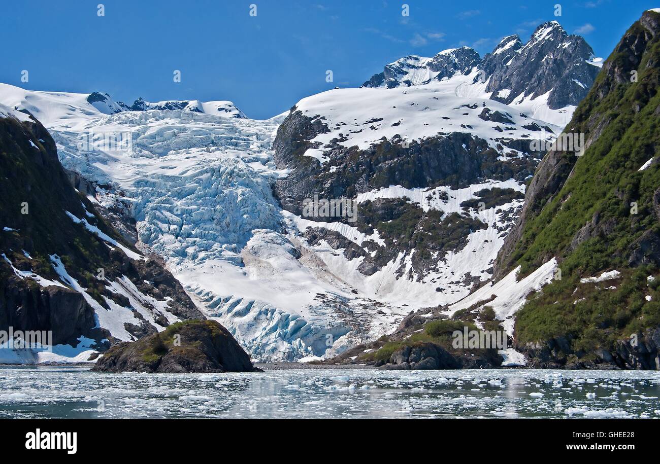 Gletscher in Alaska. Ein Gletscher ist eine langsam bewegte Masse oder Fluss des Eises, die durch die Ansammlung und Verdichtung von Schnee gebildet. Stockfoto